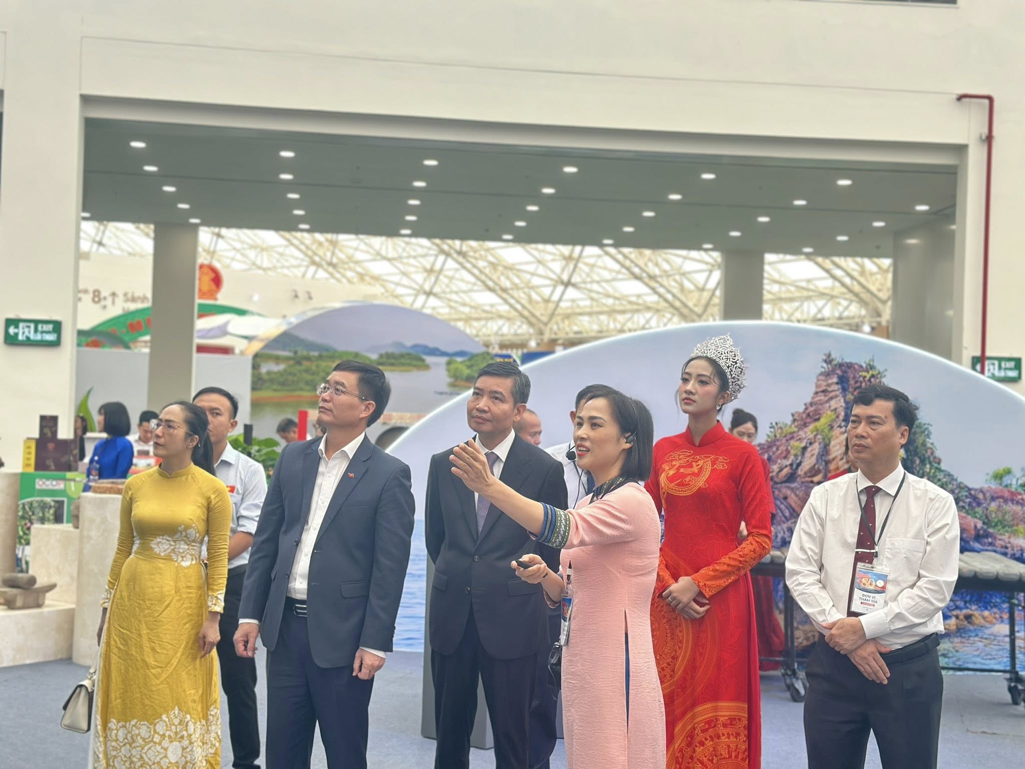 Lãnh đạo UBND tỉnh tham dự triễn lãm thành tựu KTXH tỉnh Đắk Lắk